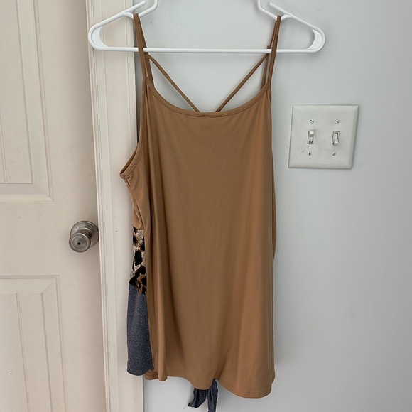 🌟2/$10🌟Boutique Leopard Striped Cross Neck Detail Tank Top - Picture 4 of 4